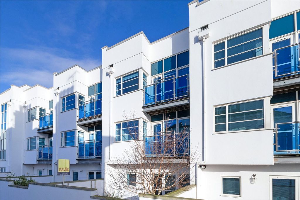 Property photo 1 of 18 4 Zenith