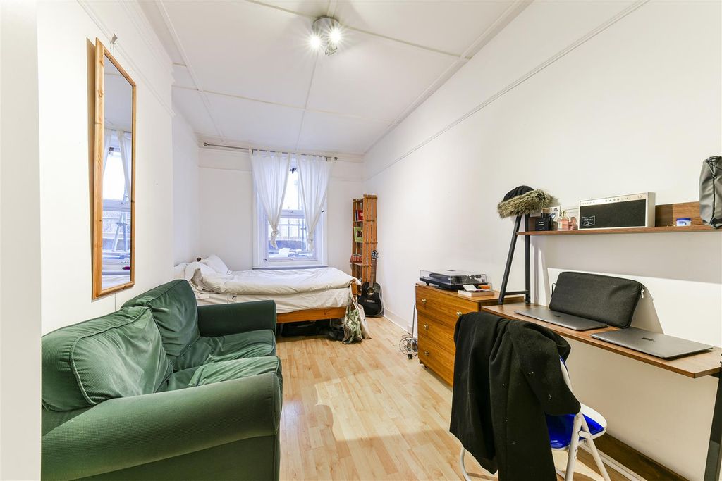 Property photo 1 of 23 Room 6