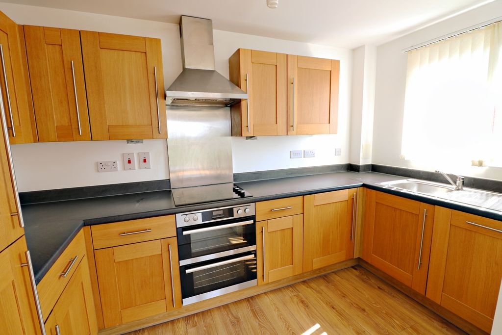 Property photo 3 of 8 Kitchen