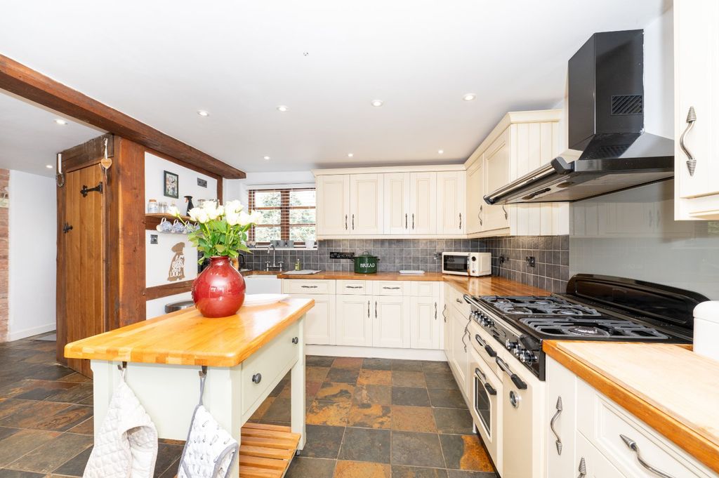 Property photo 3 of 18 Kitchen