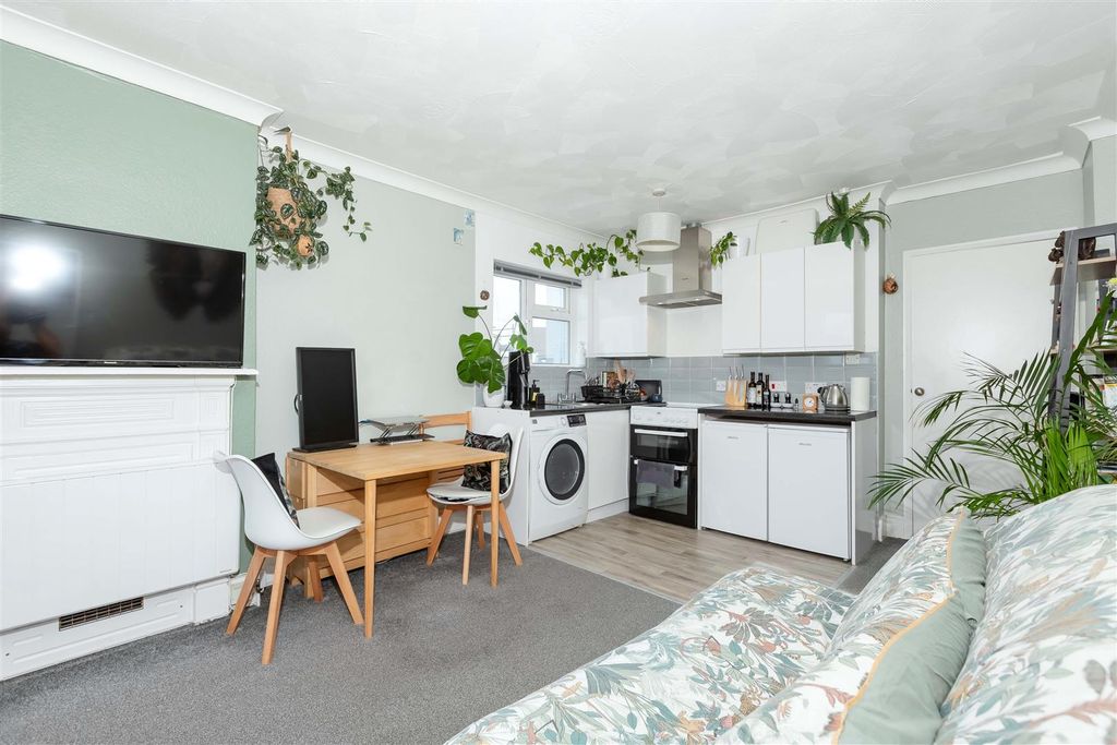 Property photo 3 of 8 Alexandra Rd_6.Jpg