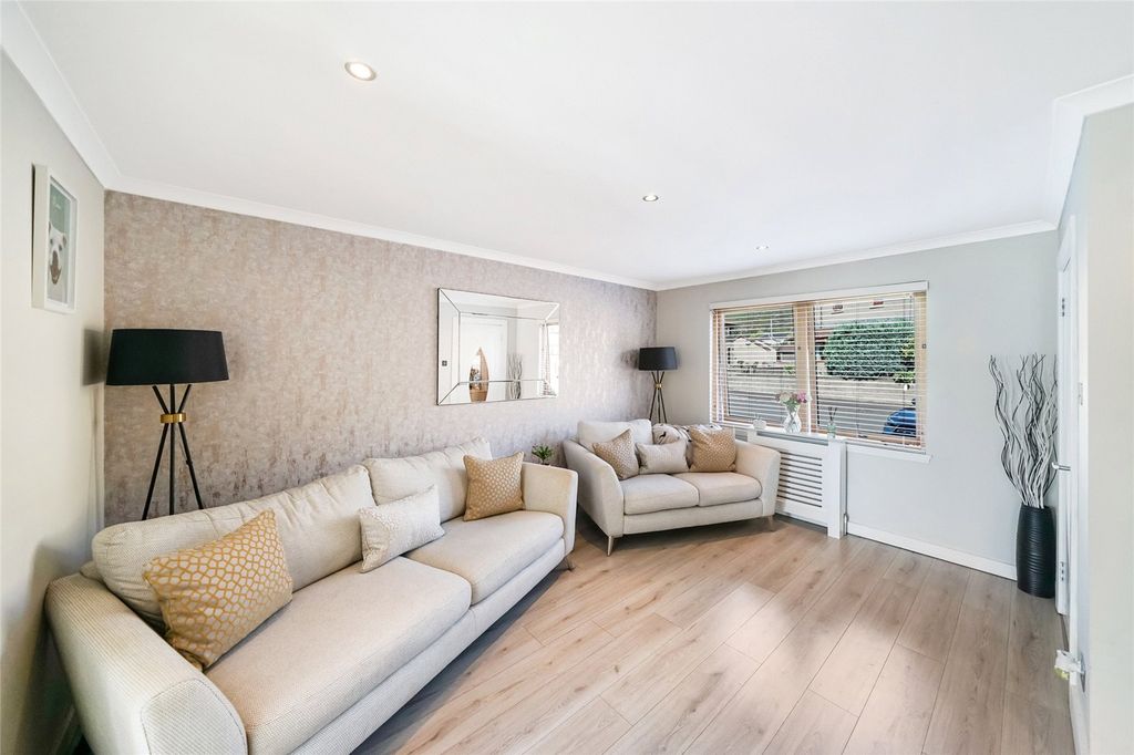 Property photo 2 of 21 Lounge