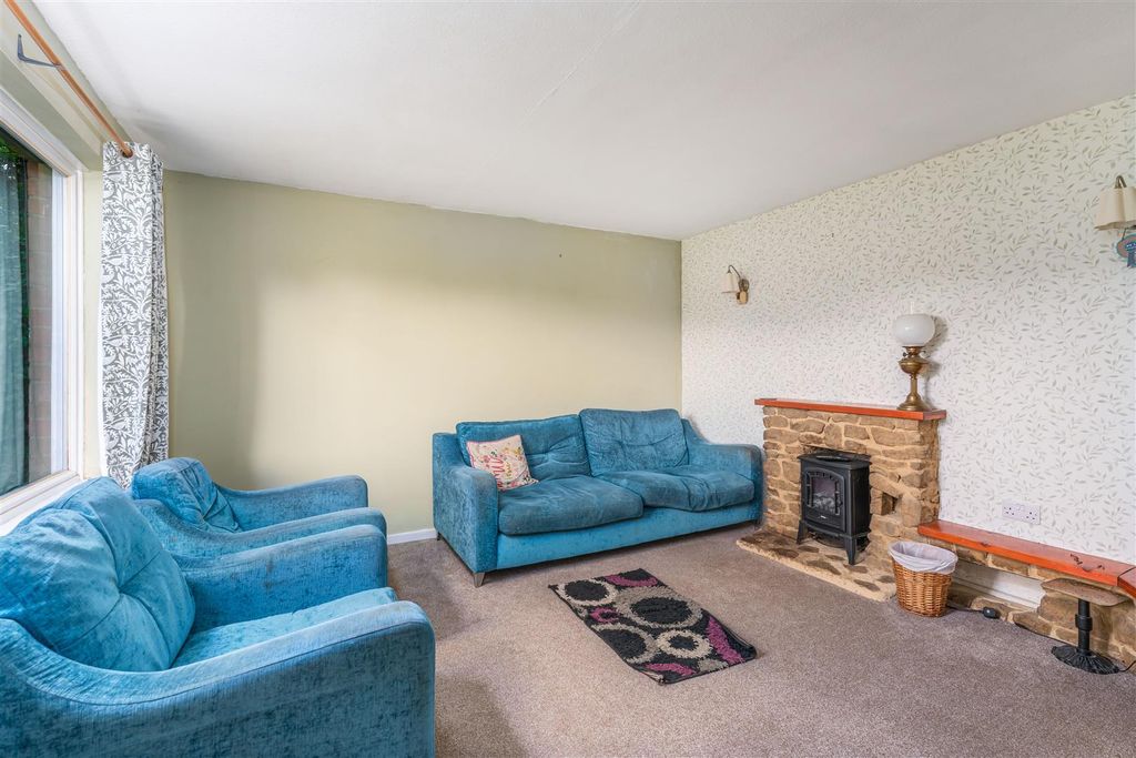 Property photo 3 of 13 40 Bull Baulk, Middleton Cheney-5.Jpg