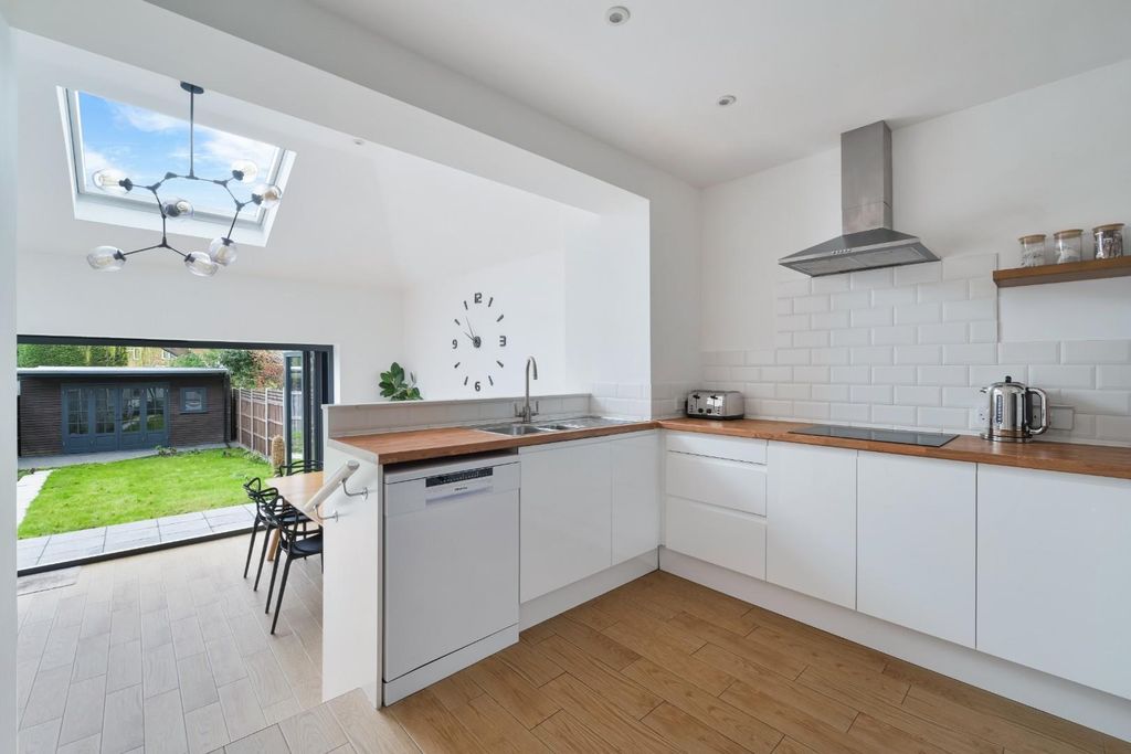 Property photo 2 of 22 Barn Close