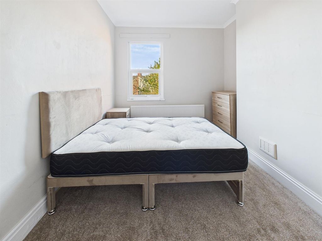 Property photo 3 of 9 Room 3