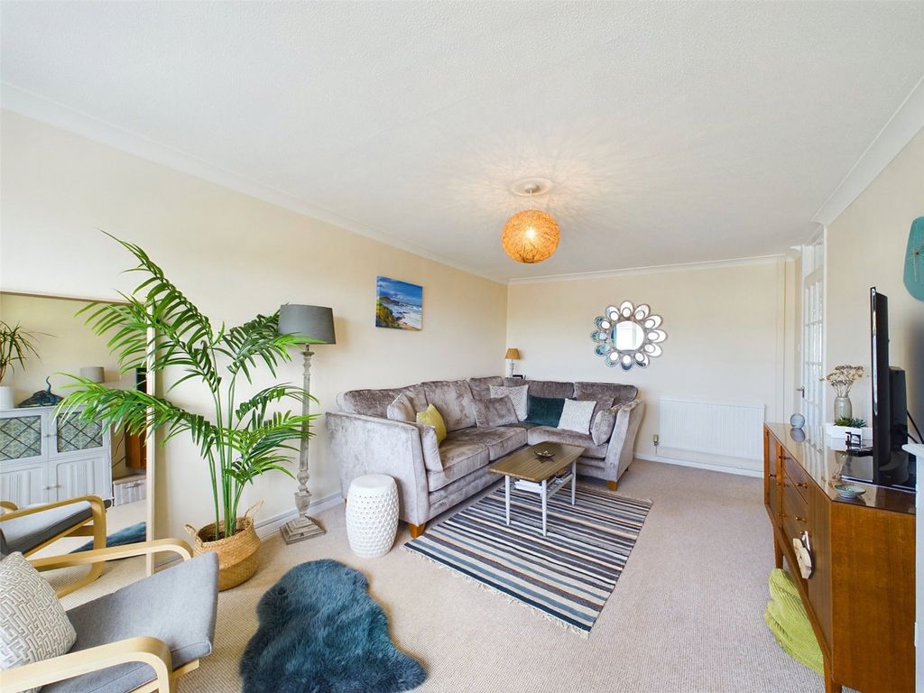 Property photo 3 of 10 Living Alt