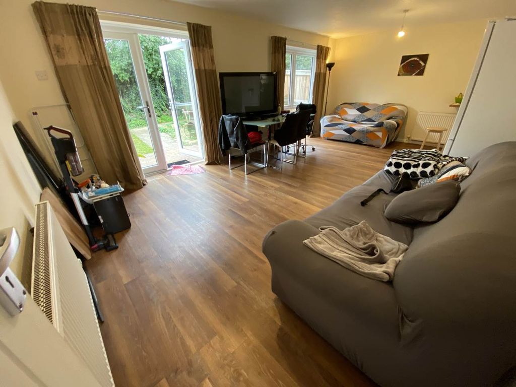 Property photo 3 of 8 Lounge