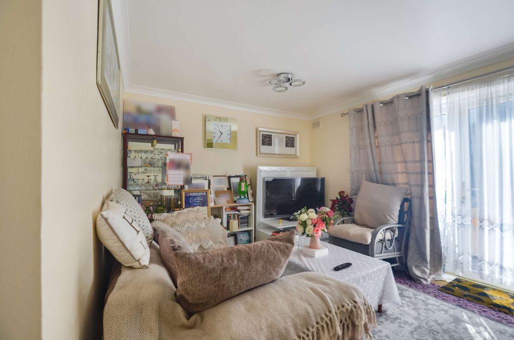 Property photo 2 of 19 Lounge (4).Jpg