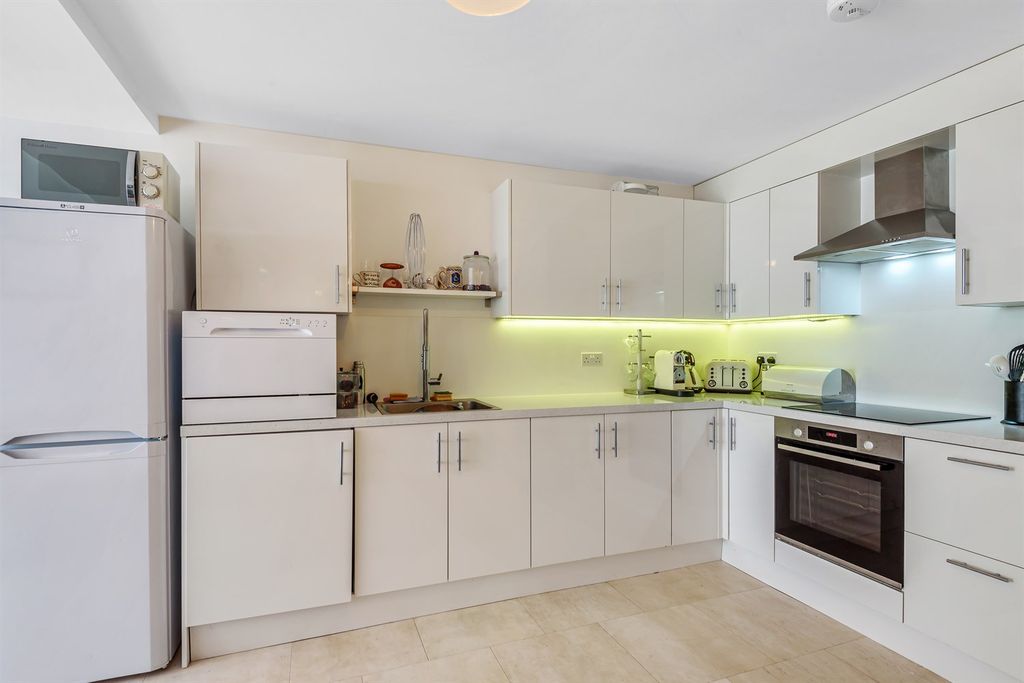 Property photo 3 of 11 Kitchen