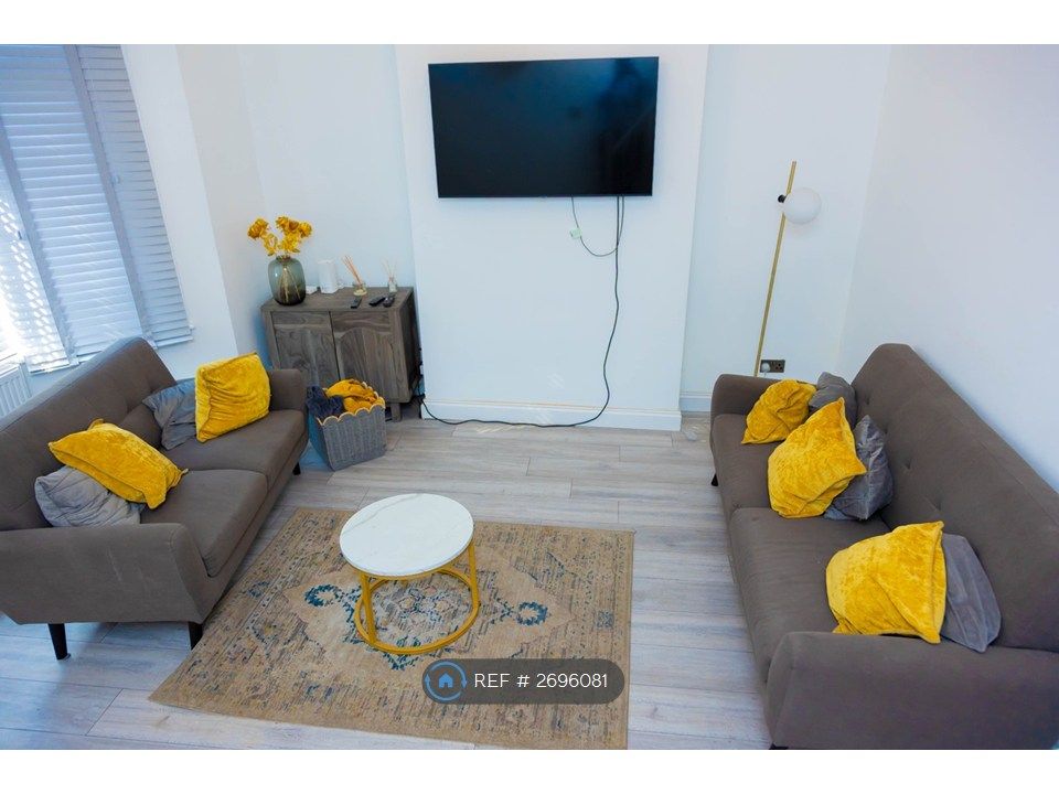 Property photo 3 of 18 Shared Area (Living Room)