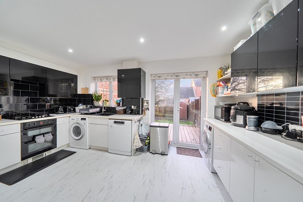 Property photo 2 of 16 1404970-3-697903A...