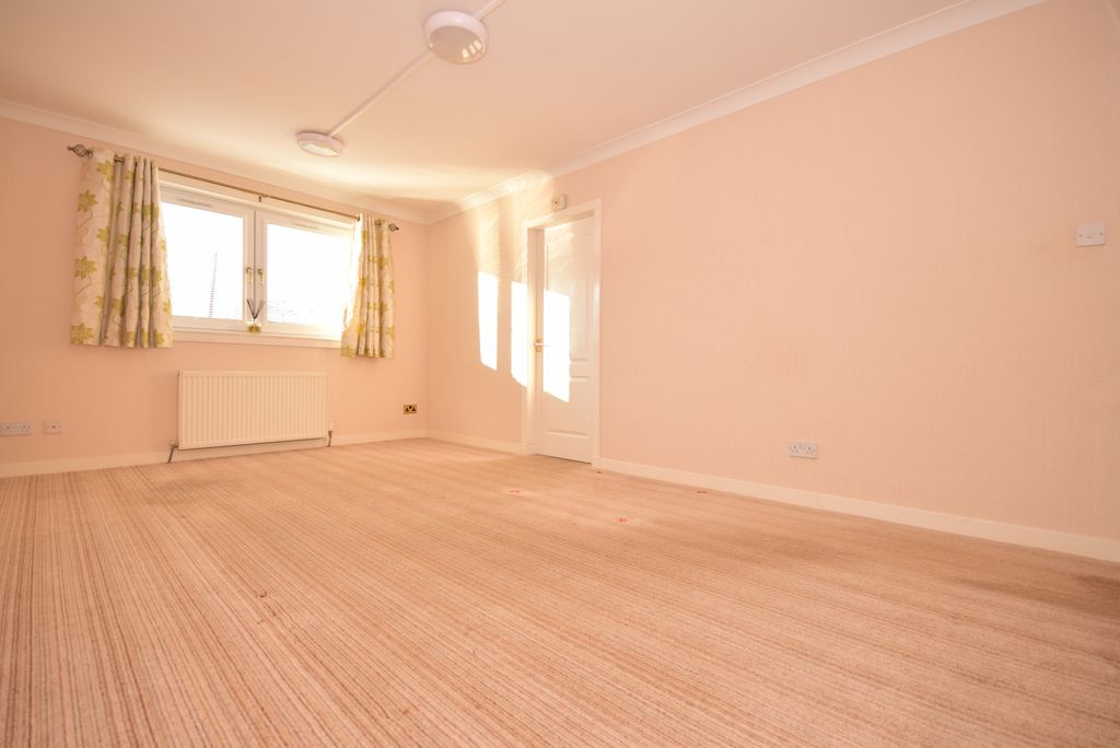 Property photo 3 of 13 Lounge