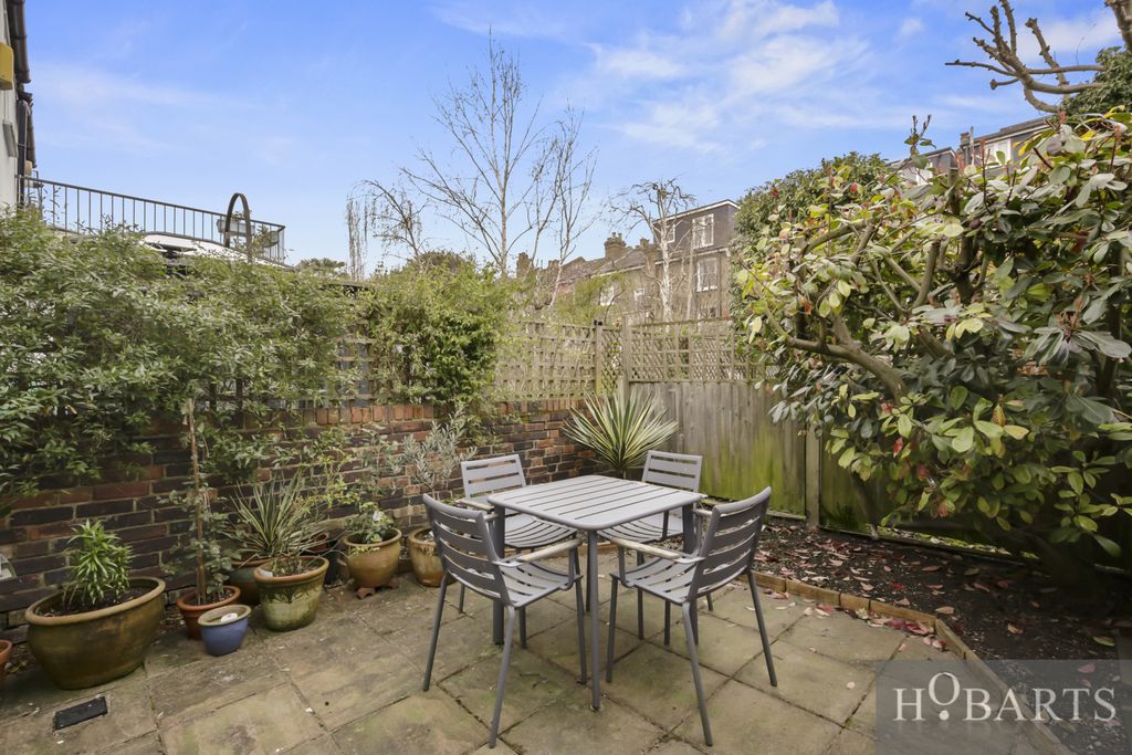 Property photo 1 of 13 Charming One-Bedroom Maisonette With Private Garden