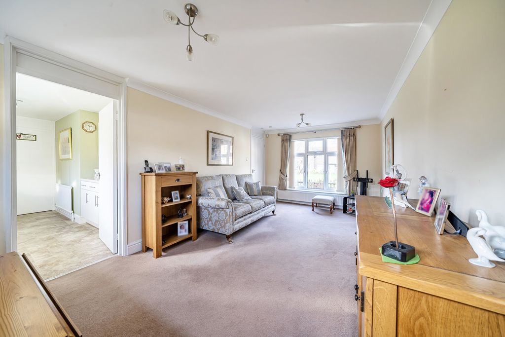 Property photo 2 of 15 1396815-3-695E6Bb...