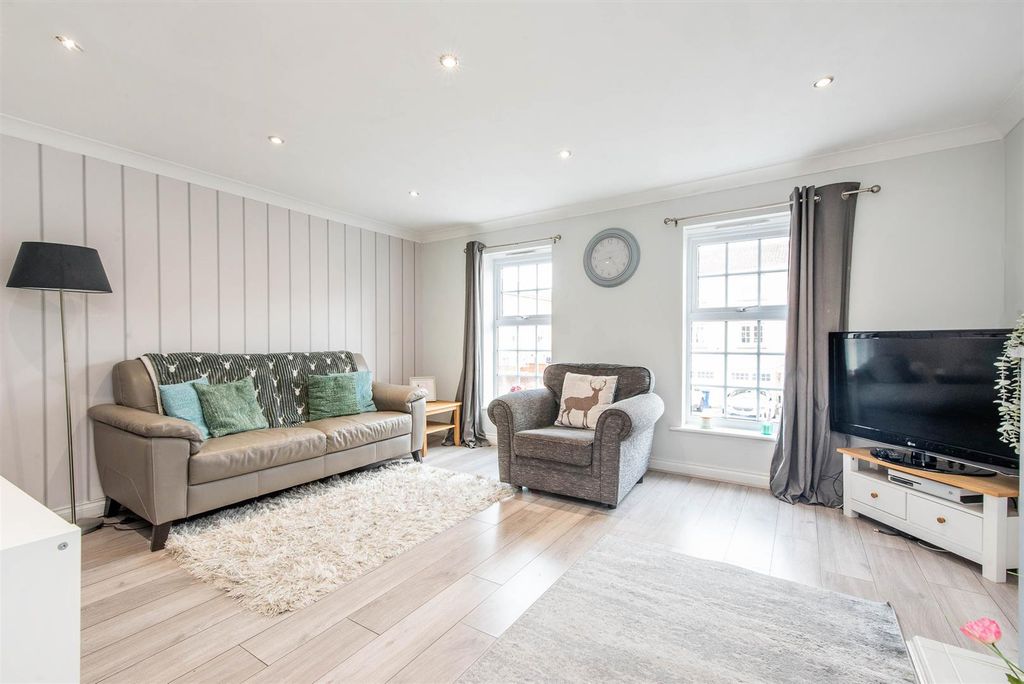 Property photo 3 of 19 Lounge