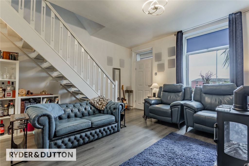 Property photo 3 of 15 Lounge