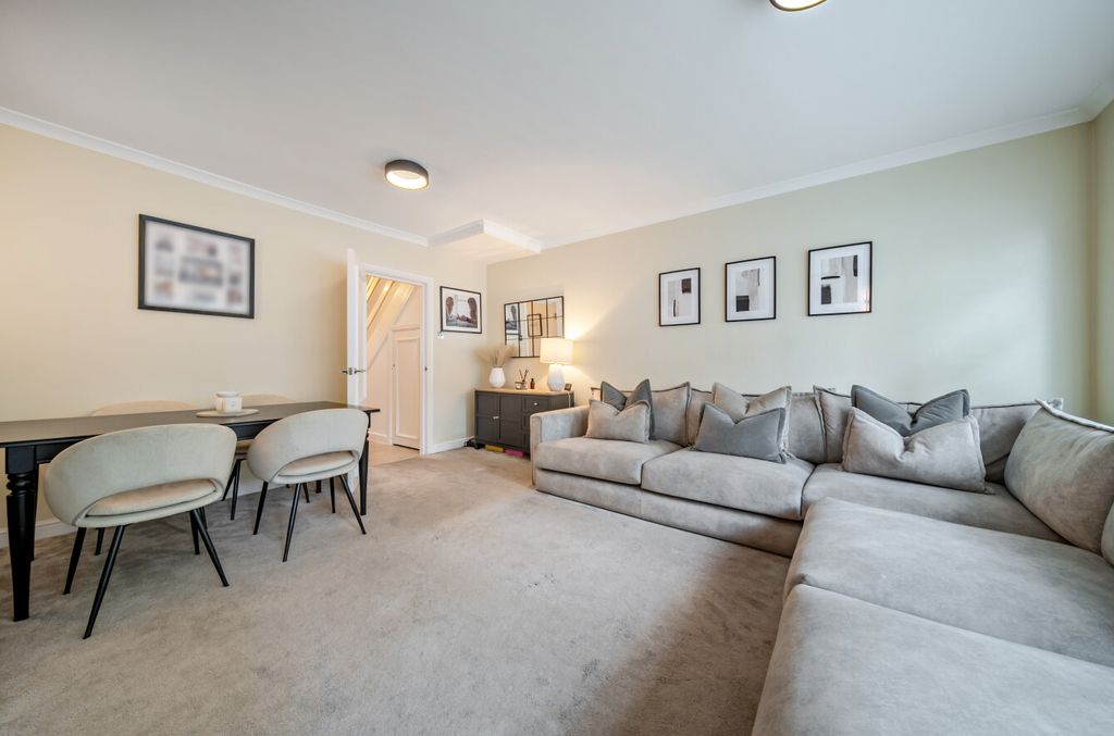 Property photo 3 of 13 Lounge4