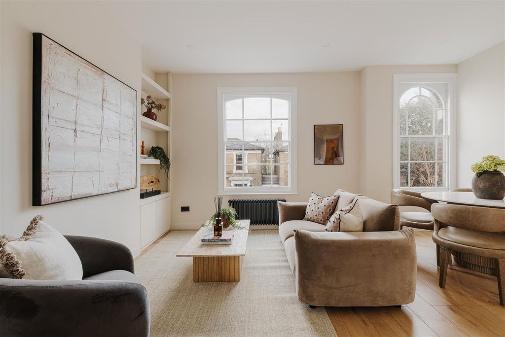 Property photo 2 of 34 Lavender Grove, E8