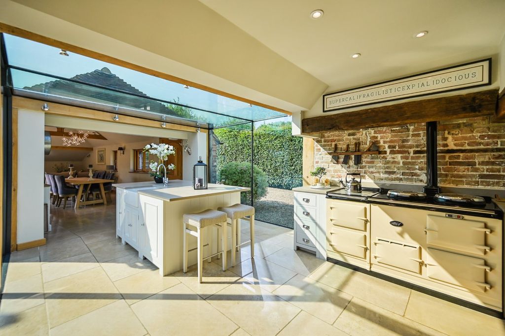 Property photo 2 of 32 Kitchen/B'fast Area