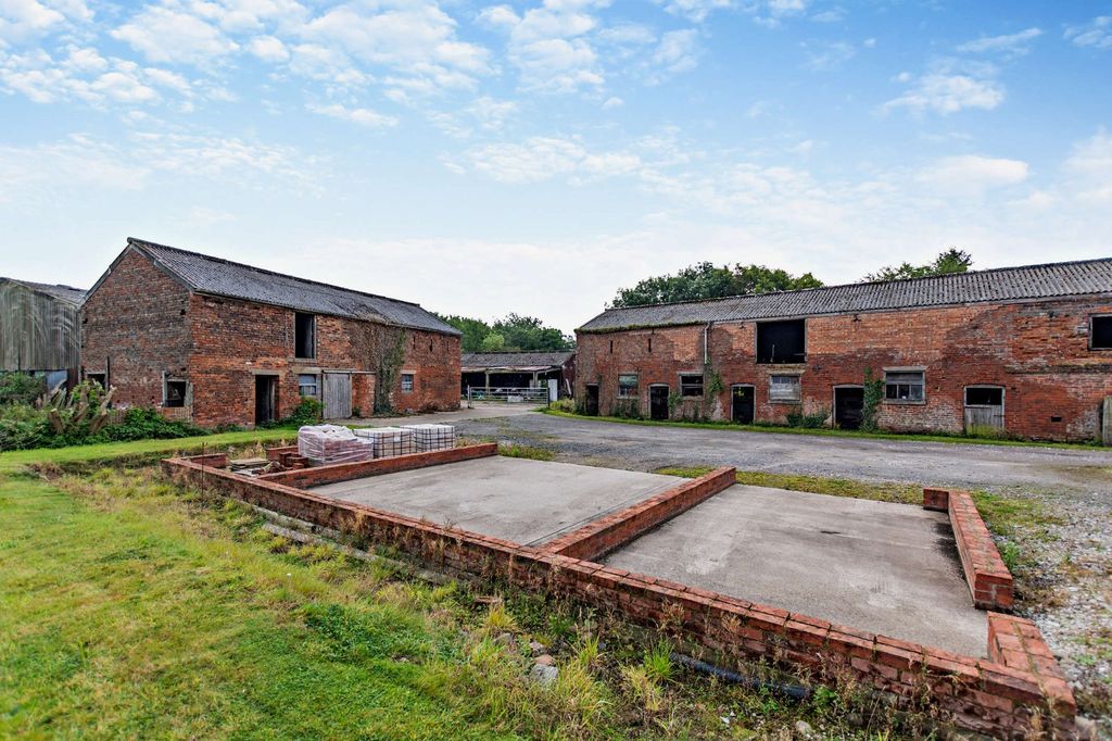 Property photo 2 of 10 Outbuildings