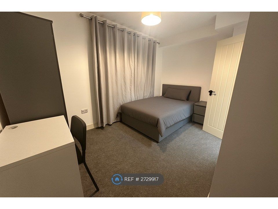 Property photo 1 of 13 Room 5