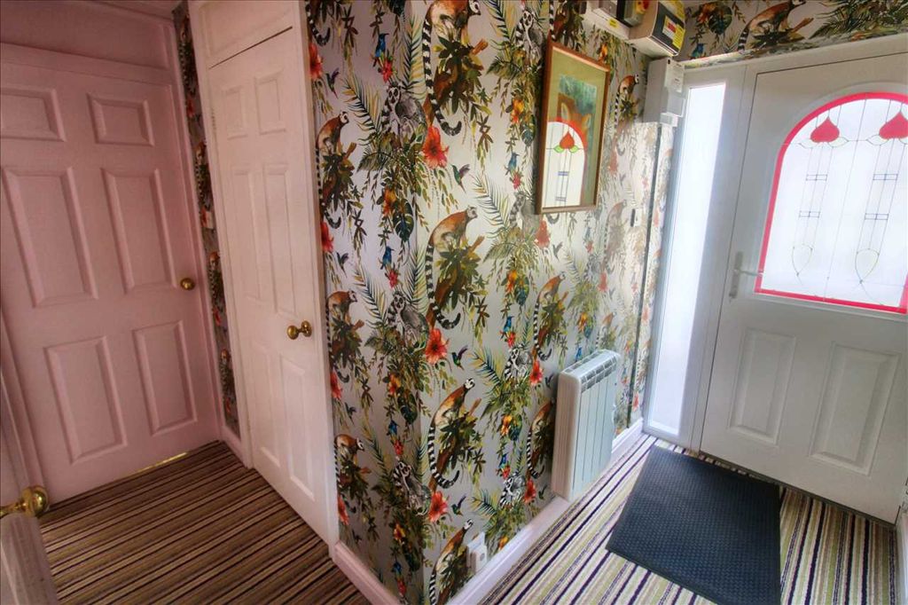 Property photo 2 of 18 Entrance Hall