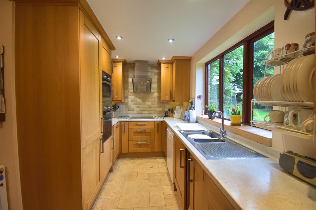 Property photo 3 of 21 Fitted Kitchen/Breakfast Area