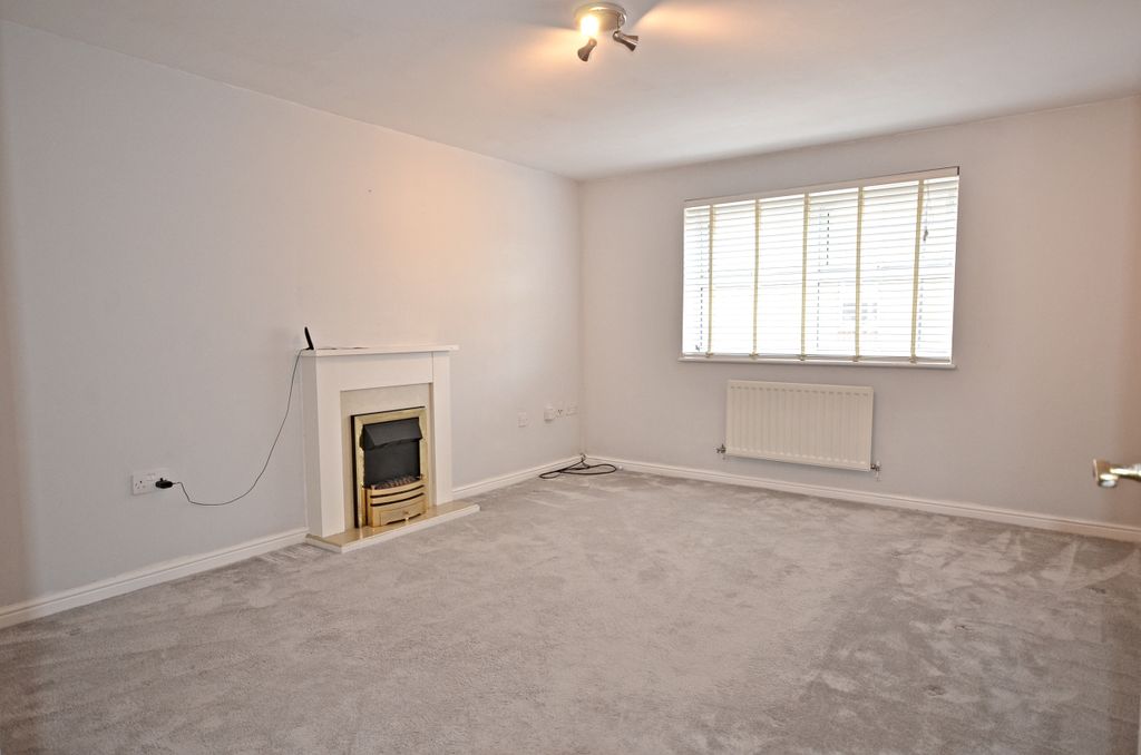 Property photo 2 of 8 Living