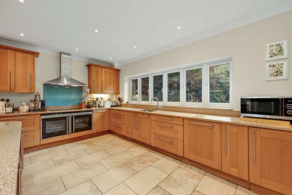 Property photo 3 of 18 Kitchen
