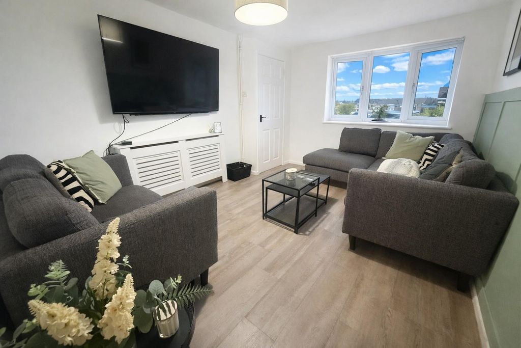 Property photo 2 of 10 Lounge .Jpg