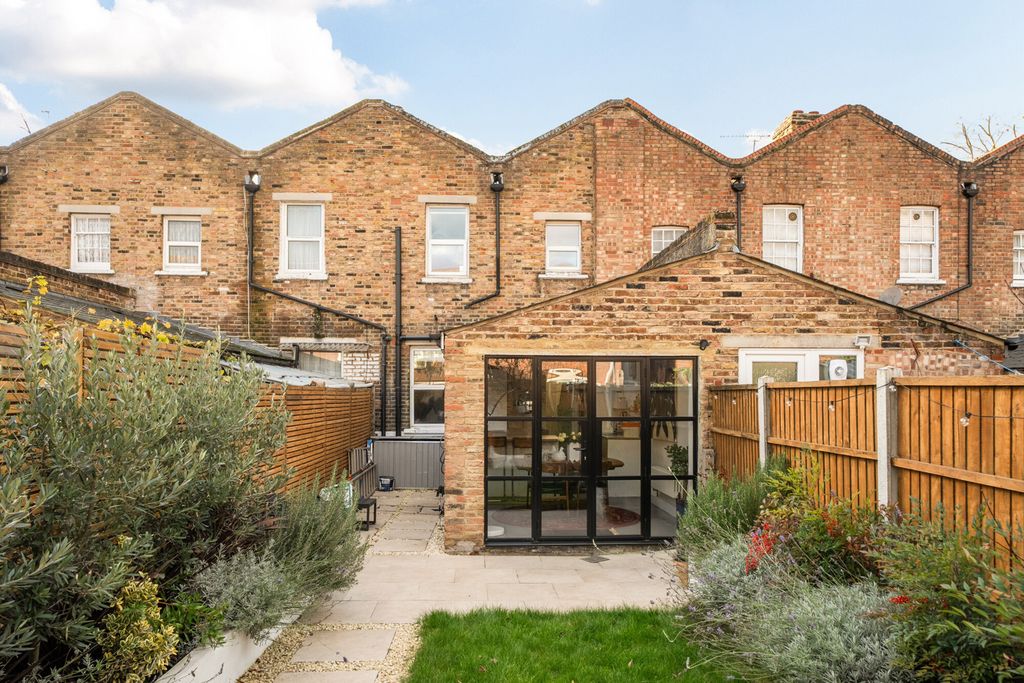 Property photo 2 of 27 Garden