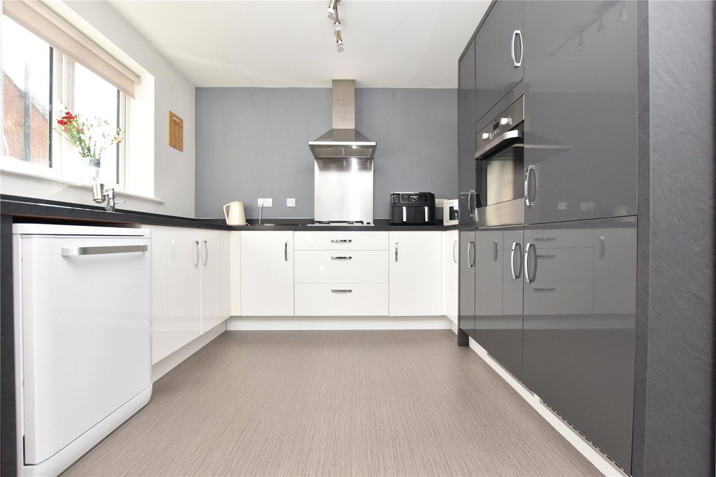 Property photo 2 of 21 Picture No. 27