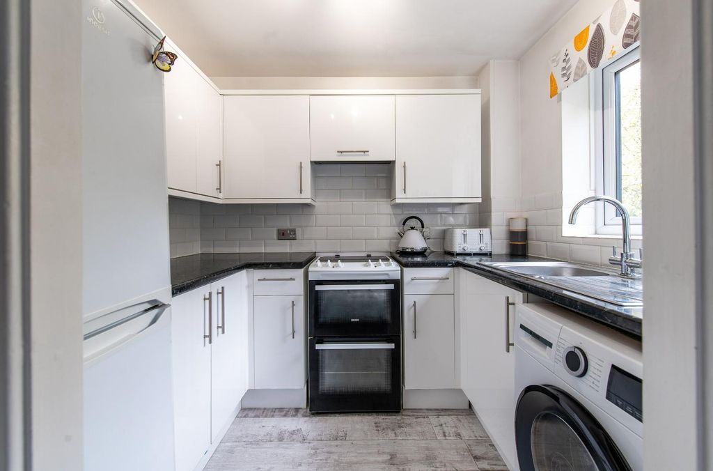 Property photo 3 of 11 Kitchen