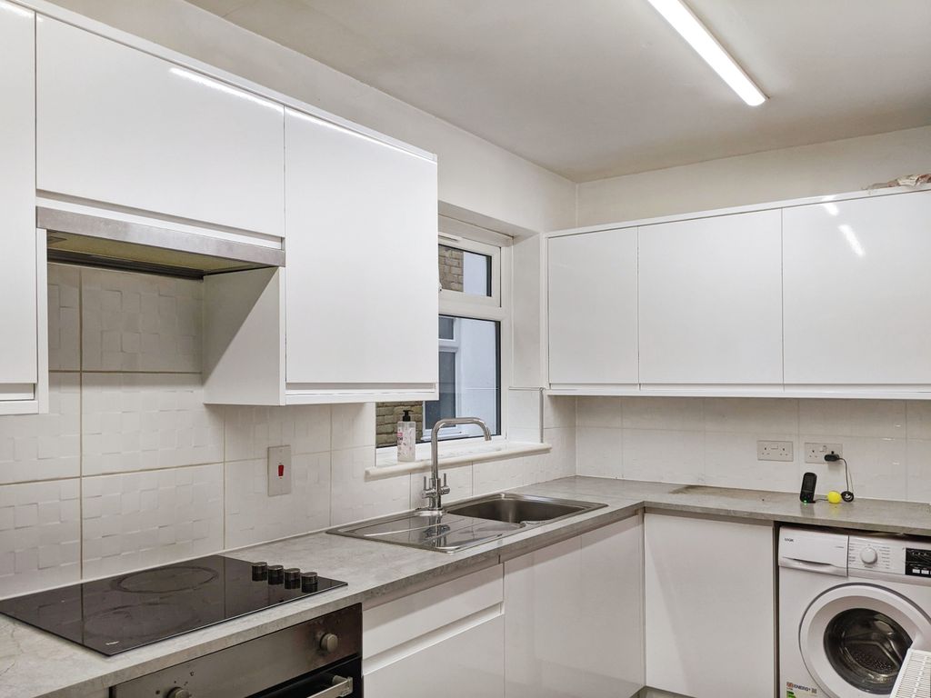 Property photo 2 of 9 Kitchen