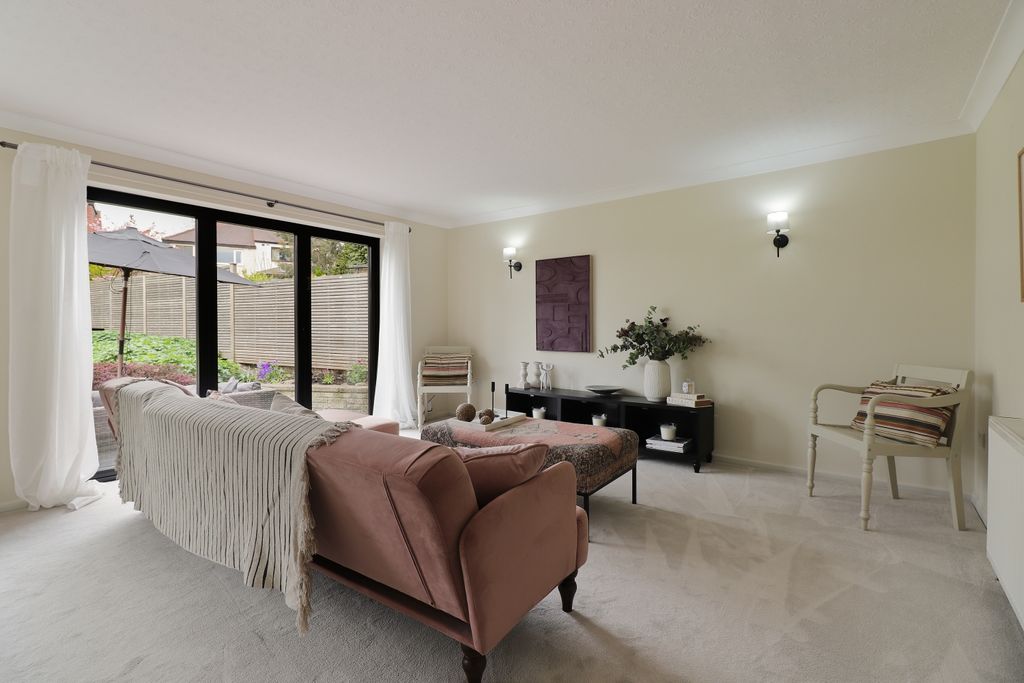 Property photo 3 of 36 Lounge