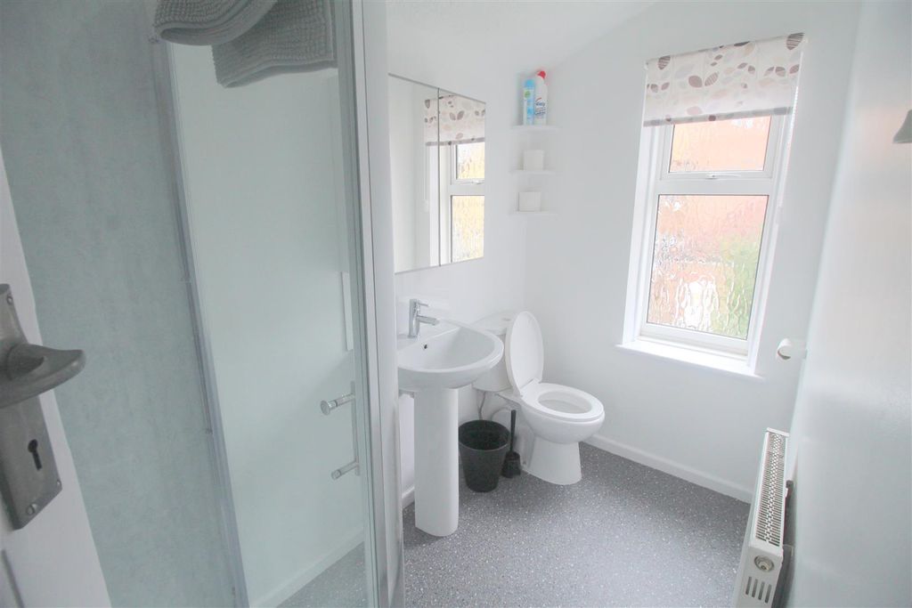 Property photo 3 of 9 Bathroom.Jpg
