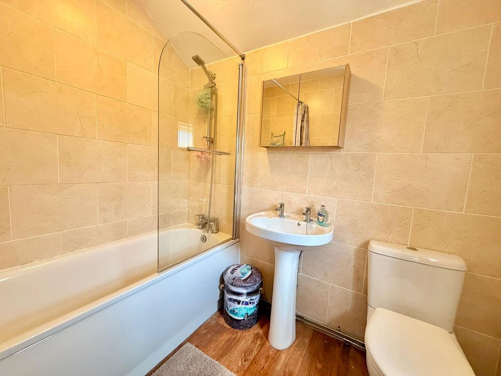 Property photo 3 of 10 Bathroom