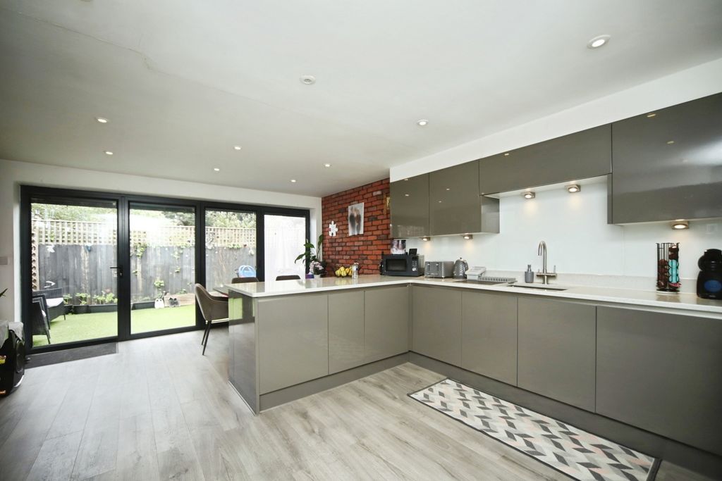 Property photo 3 of 16 Pbox-Img.Jpg