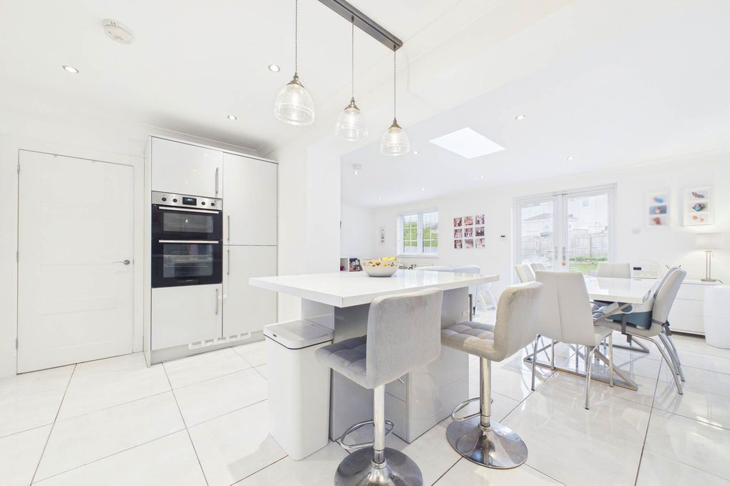 Property photo 3 of 23