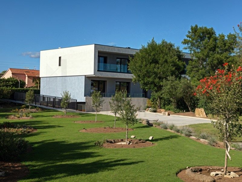 Property photo 2 of 73