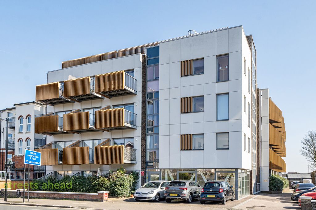 Property photo 1 of 16 9904602A-E465-4c4...