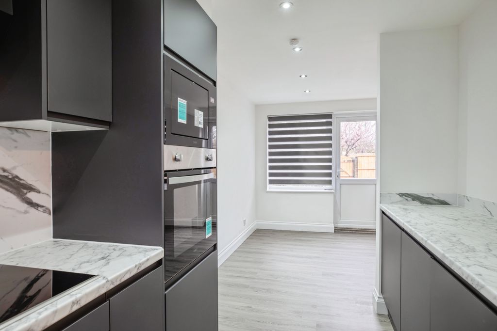 Property photo 3 of 18 Kitchen