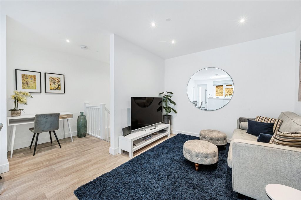 Property photo 2 of 11 Lounge