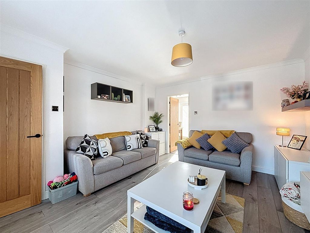 Property photo 3 of 23 Lounge