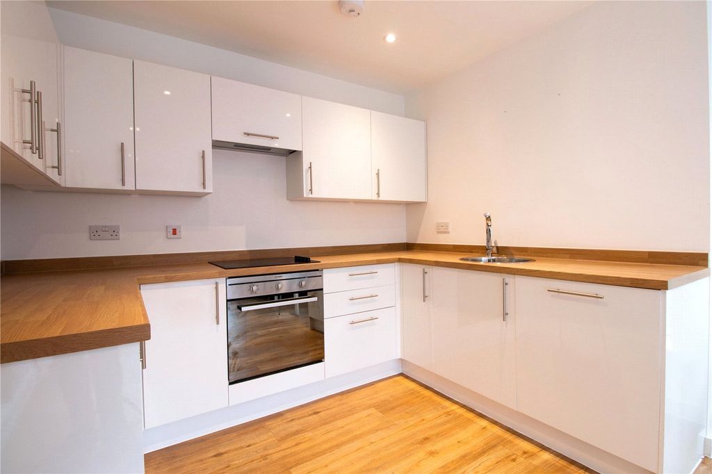 Property photo 2 of 8 Picture No. 14