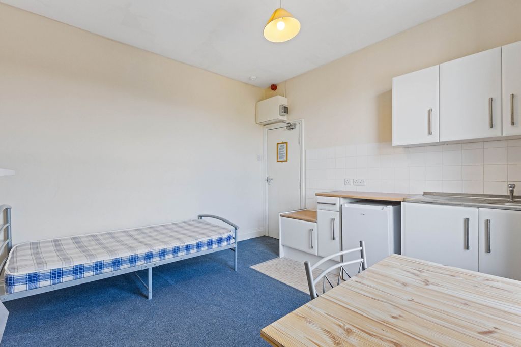 Property photo 3 of 7 Room