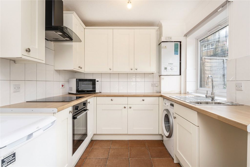 Property photo 3 of 8 Kitchen