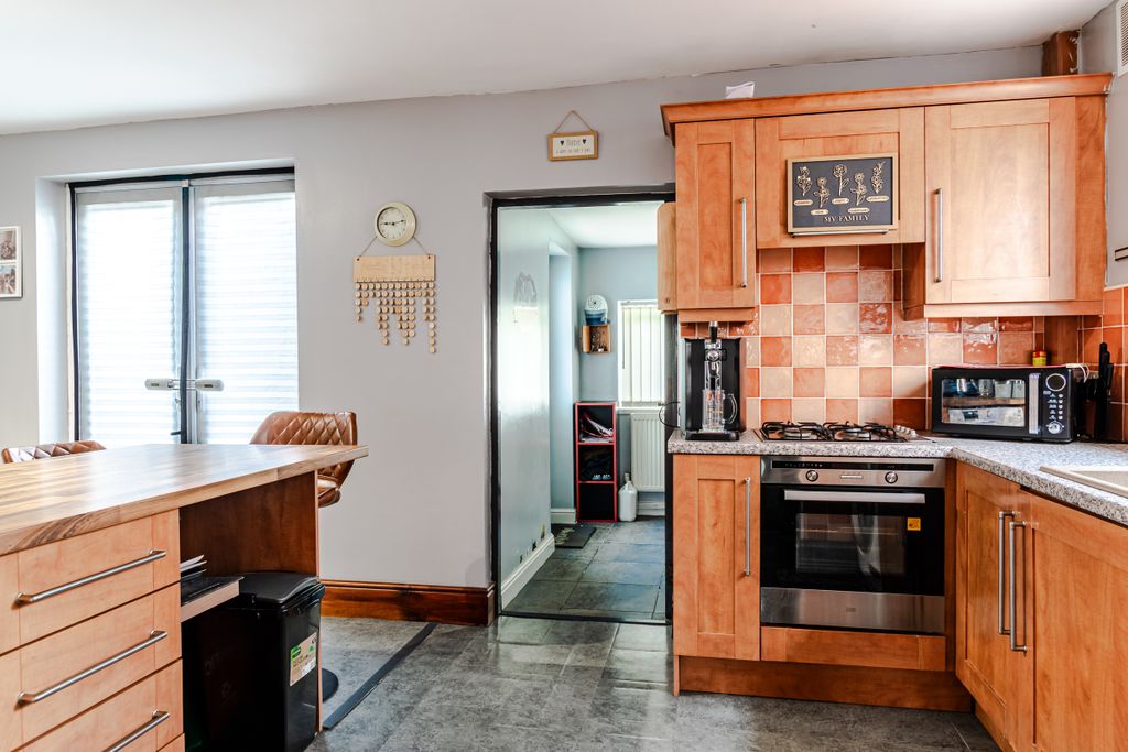 Property photo 2 of 18 Kitchen1