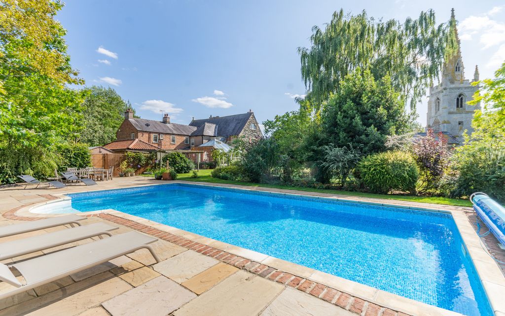 Property photo 2 of 30 Private Pool