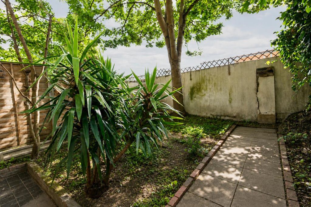 Property photo 2 of 9 Garden